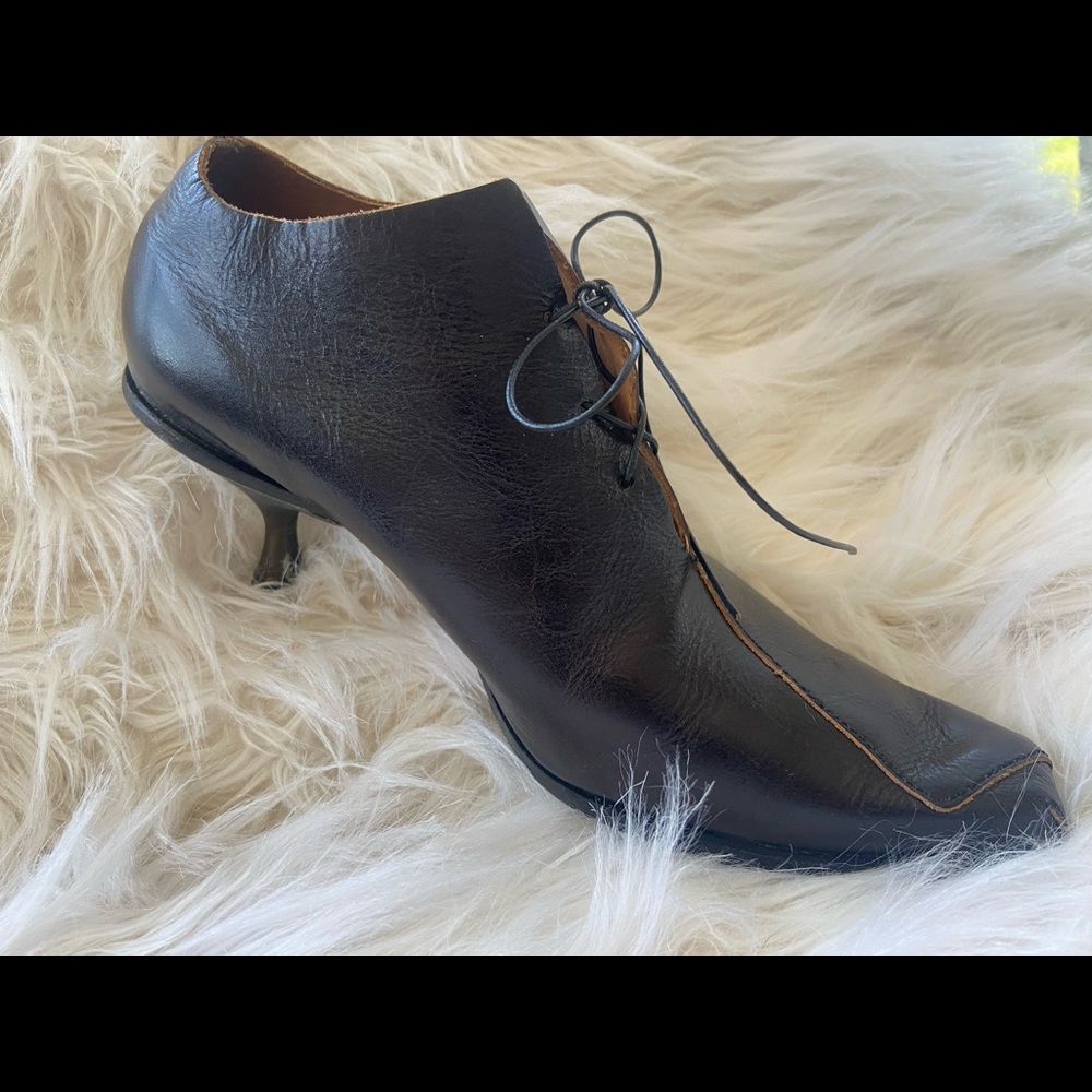 Cydwoq vintage lace up Skate shoe. Size 37, 2 inch heel.